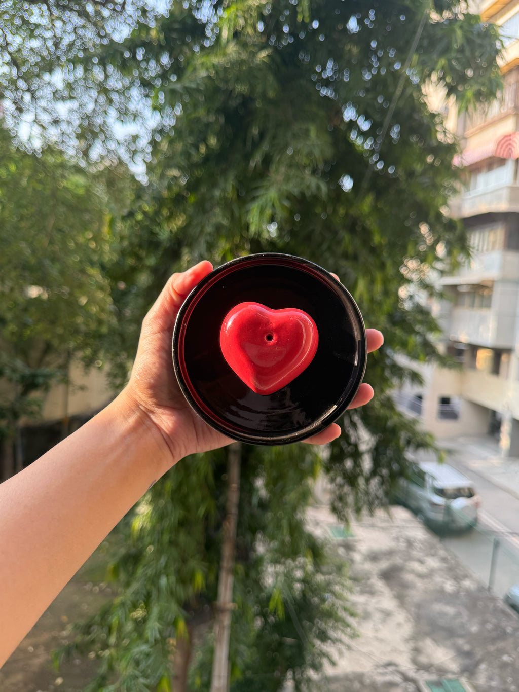 Mittiraa Home Heart-shaped ceramic incense stick black stand