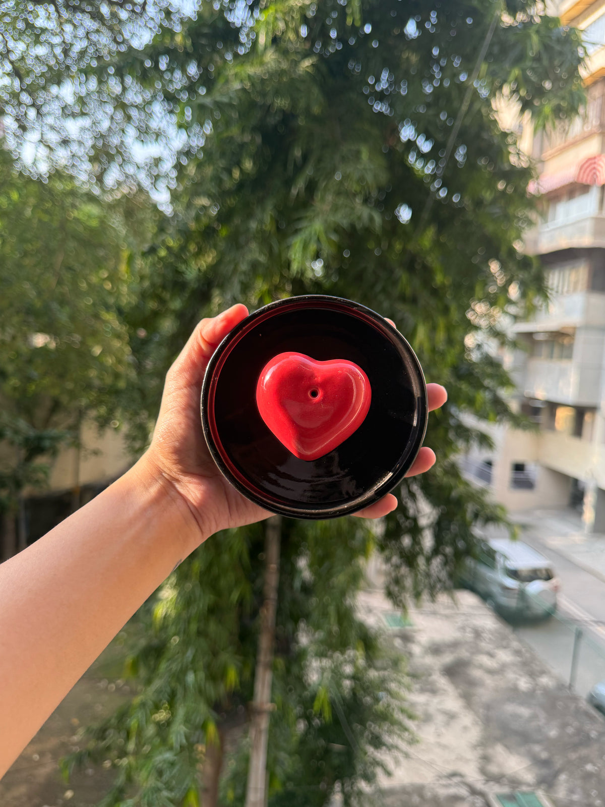 Mittiraa Home Heart-shaped ceramic incense stick black stand